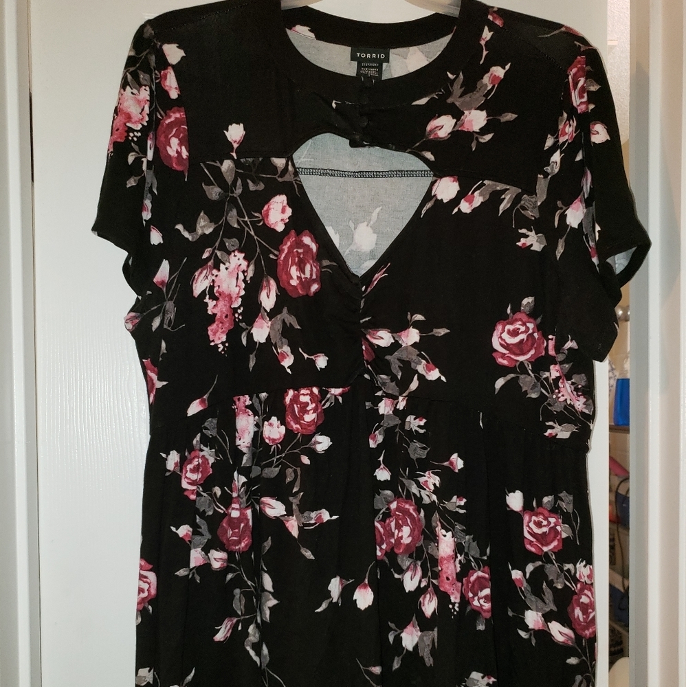 Choker / key hole shirt